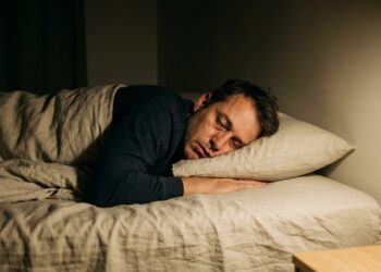 Adormecer em segundos pode parecer vantagem, mas indica que o corpo está em estado de exaustão crônica.