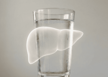 Quanta água você deve beber por dia para melhorar a esteatose hepática e por que a hidratação é fundamental?