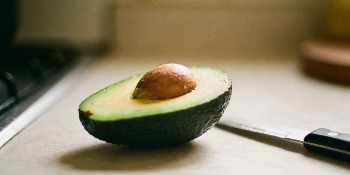 A fruta considerada gordurosa ajuda a controlar o colesterol, a fome e o metabolismo