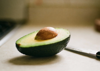 A fruta considerada gordurosa ajuda a controlar o colesterol, a fome e o metabolismo