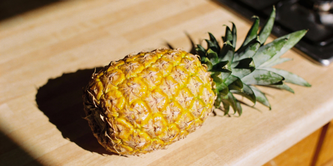 Essa fruta tropical concentra uma enzima que age direto no desconforto abdominal