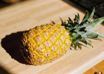 Essa fruta tropical concentra uma enzima que age direto no desconforto abdominal