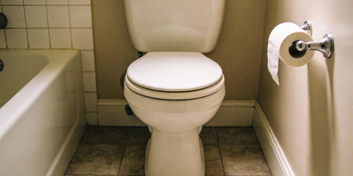 Notar fezes finas por vários dias seguidos é um sinal que não deve ser ignorado