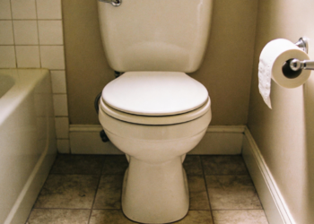 Notar fezes finas por vários dias seguidos é um sinal que não deve ser ignorado