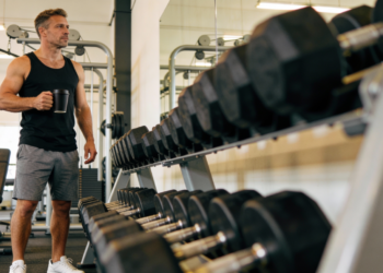 Cafeína antes do treino realmente melhora o desempenho ou só mascara o cansaço do corpo?