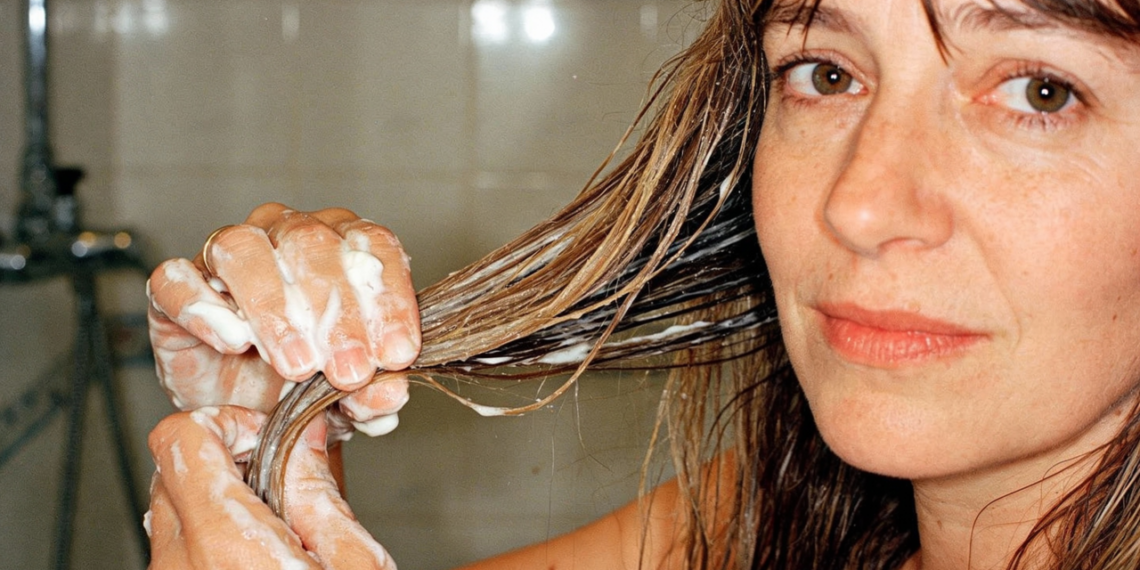 Essa etapa antes do shampoo muda o resultado do cabelo já na primeira lavagem
