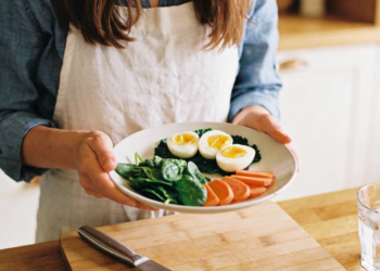 Investir só em cosméticos não resolve: veja 5 alimentos para ajudar no crescimento capilar