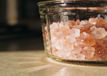 Sal do Himalaia é realmente mais saudável que o sal comum?