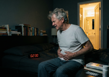 Acordar duas ou mais vezes para urinar à noite compromete o sono e a saúde segundo especialistas