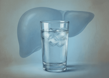 Água e fígado gorduroso: qual a ingestão diária recomendada para reduzir a inflamação?