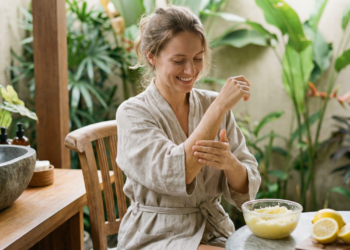 A ciência explica por que cotovelos ficam escuros e como clareá-los usando técnicas comprovadas em casa