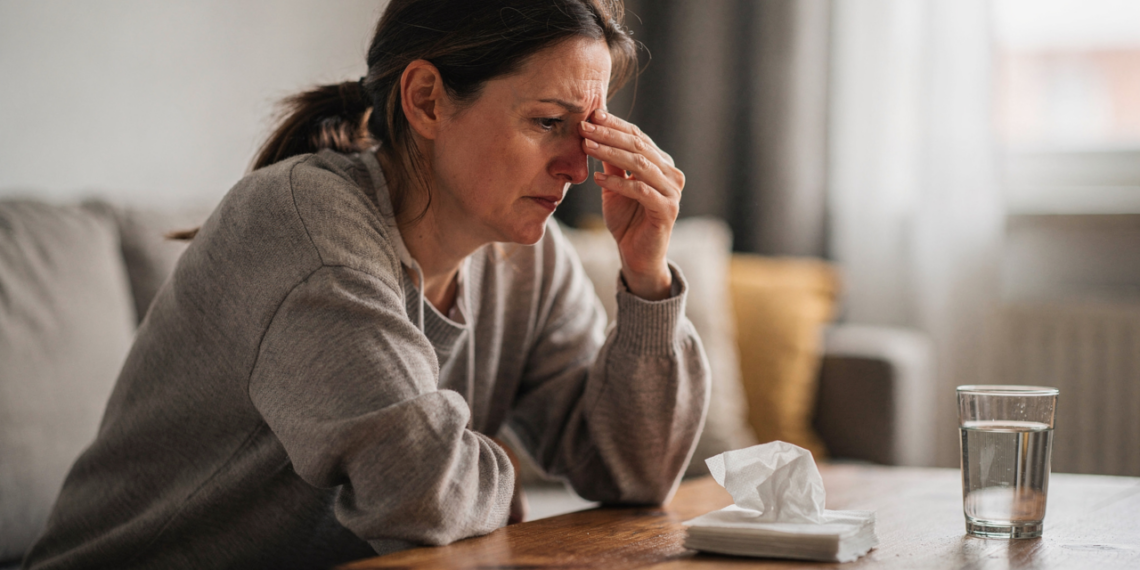Respirar mal, sentir peso no rosto e dor de cabeça são sinais clássicos da sinusite