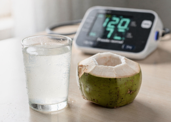 Água de coco reduz pressão arterial em 71% dos hipertensos leves segundo estudo científico