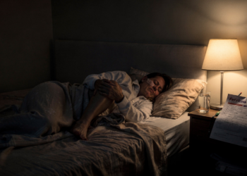 Coceira nas pernas ao deitar pode indicar deficiência de ferro e síndrome das pernas inquietas afirma estudo