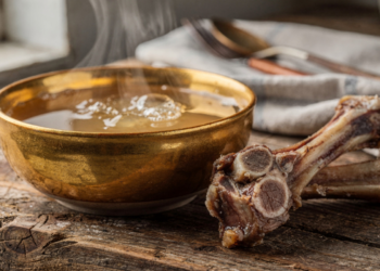 Caldo de ossos reduz dores nas articulações e estudo confirma efeito positivo do colágeno natural