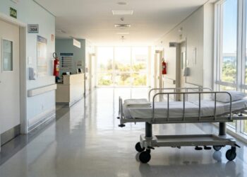 Corredor de hospital simboliza o tratamento que permitiu a pacientes com anemia falciforme viver sem dor após anos de sofrimento.