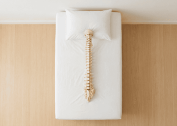 Formas de aliviar dor nas costas e não travar ao levantar de manhã