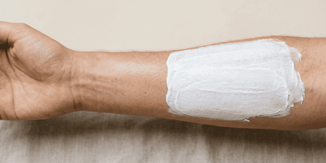 Como aplicar protetor solar corretamente e por que a quantidade usada muda tudo