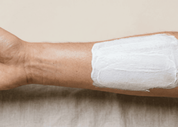 Como aplicar protetor solar corretamente e por que a quantidade usada muda tudo