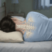 Dormir de barriga para baixo faz mal? O impacto na cervical e como fazer a transição para deitar de lado
