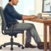 Muito tempo sentado no trabalho? Como essa postura agrava as cãibras noturnas que você terá mais tarde