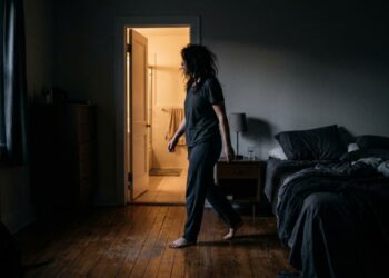 Levantar para urinar à noite: quando é normal, quando não é e quais truques realmente funcionam