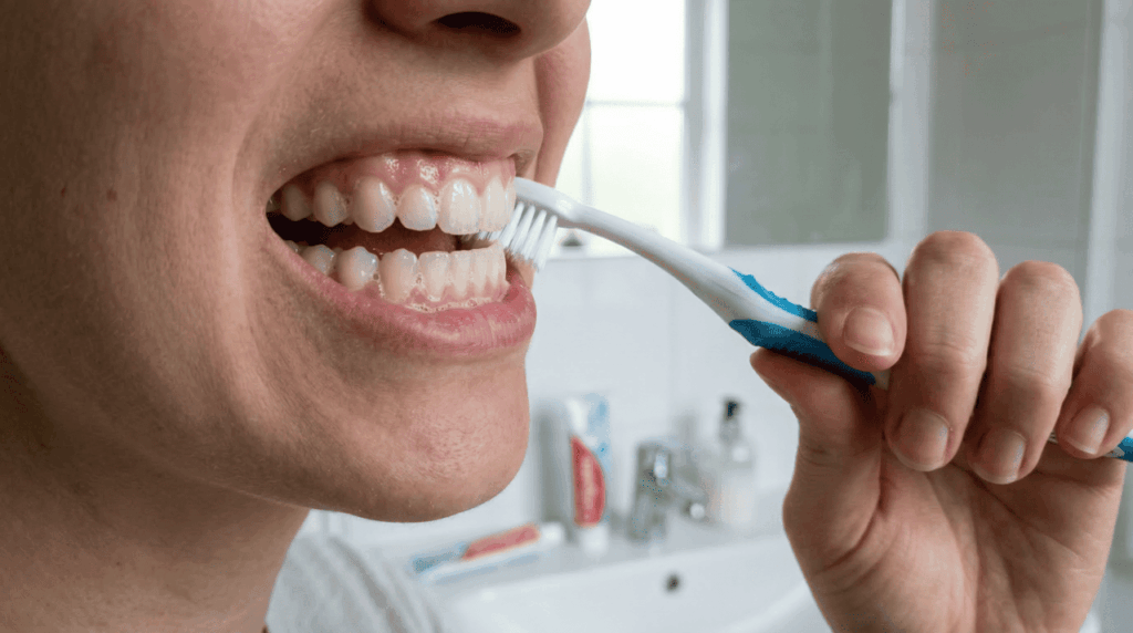 Como escovar os dentes corretamente e por que a pressão da escova faz tanta diferença