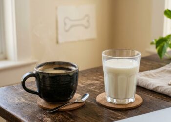 Café com leite no café da manhã causa perda silenciosa de cálcio nos ossos