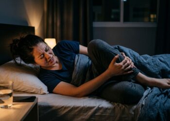 Por que as câimbras nas pernas acontecem à noite e como aliviar a dor