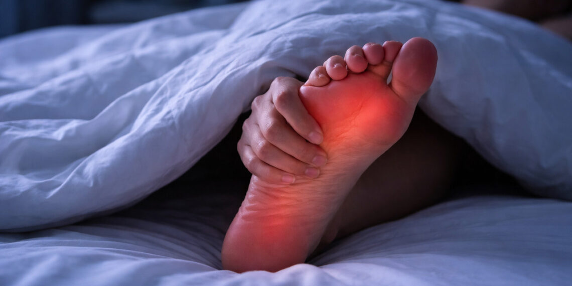 Queimação nos pés à noite pode ser sinal de 3 problemas de saúde ocultos
