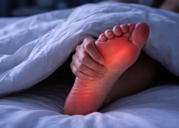 Queimação nos pés à noite pode ser sinal de 3 problemas de saúde ocultos