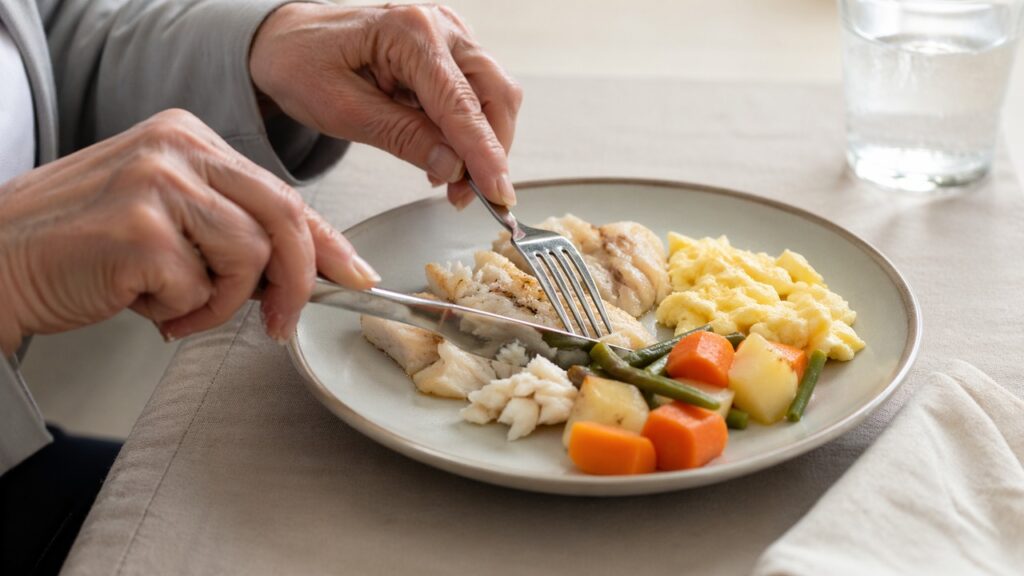 Proteínas mais macias e porções menores podem ajudar a digestão na pessoa idosa.