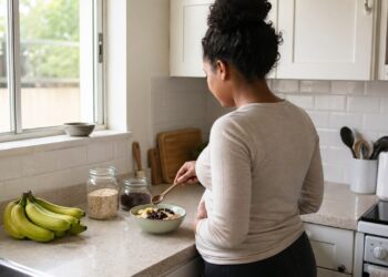 Pessoa preparando alimentos com amido resistente para apoiar o intestino e o fígado.