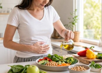 Refeição mediterrânea com azeite, legumes e leguminosas para apoiar o microbioma intestinal.