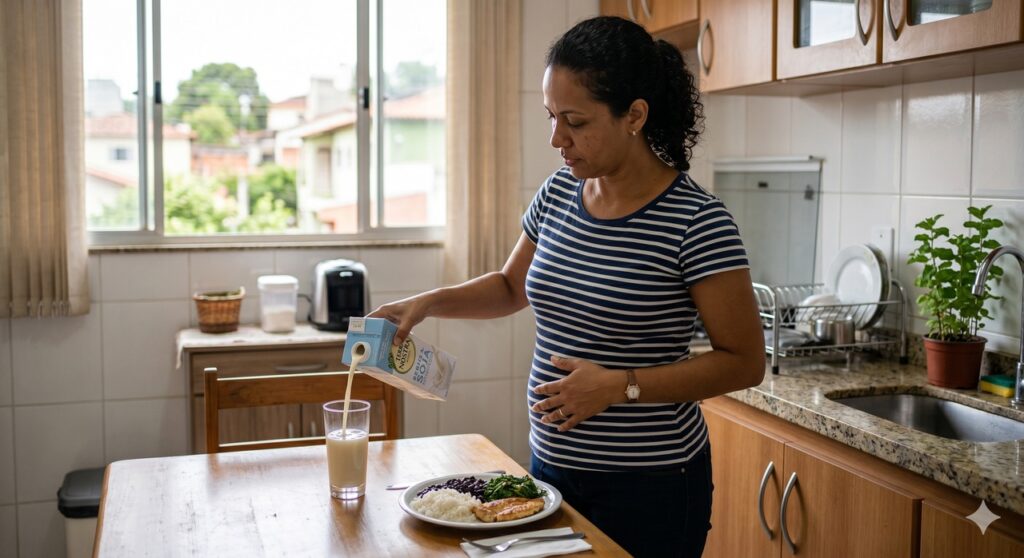 Pessoa serve bebida de soja sem açúcar como opção proteica mais leve para o dia a dia.