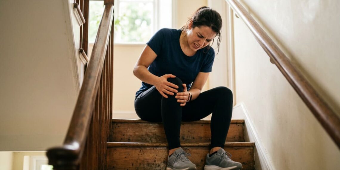 Dor persistente no joelho: quando consultar um especialista para evitar o desgaste da cartilagem