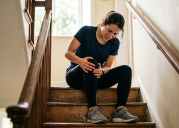 Dor persistente no joelho: quando consultar um especialista para evitar o desgaste da cartilagem