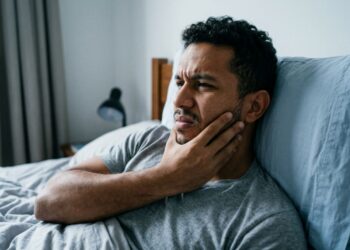 Acordar com a mandíbula dolorida e como saber se é bruxismo