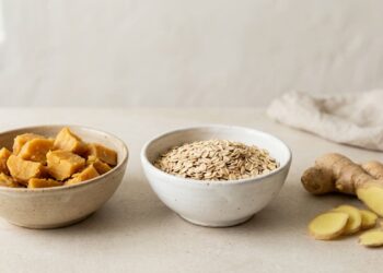 Que alimento ajuda a controlar o refluxo ácido e como deve ser consumido para evitar crises?