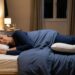 Como dormir de lado sem prejudicar a saúde após os 50 anos