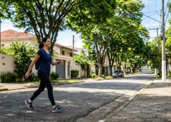 Caminhada de 20 minutos para melhorar a mente ou ficar em casa sem fazer nada?