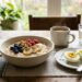 Aveia e ovos lado a lado mostram como equilibrar fibras e proteínas no café da manhã.