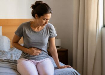 Desconforto no lado direito da barriga pode ser um sinal para investigar gordura no fígado.