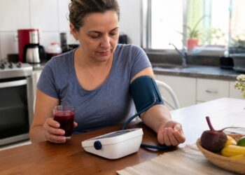 O suco de beterraba pode entrar na rotina como apoio ao cuidado diário com a pressão alta.