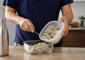 Reduzir o contato com plásticos no dia a dia é mais seguro do que apostar em detox pelo suor.