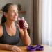 A romã pode apoiar a energia muscular quando combinada com alimentação adequada e treino de força.
