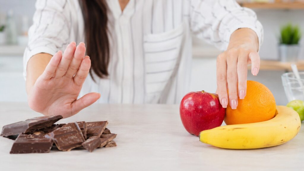 Reduzir a dependência de produtos muito adoçados favorece escolhas mais seguras para o coração.