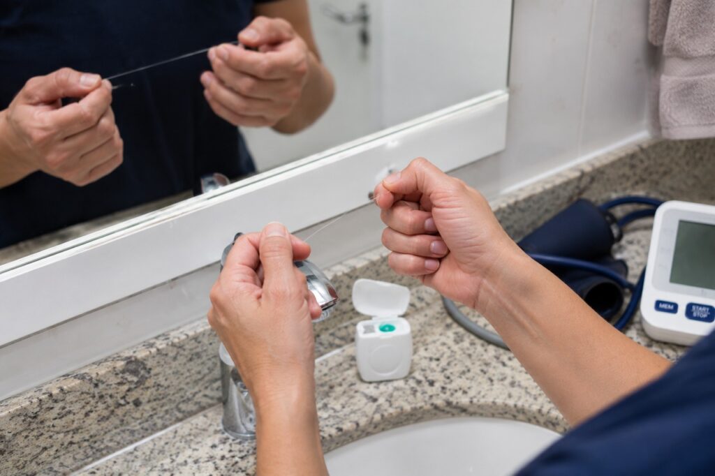Sangramento na gengiva e pressão alta são sinais que merecem acompanhamento regular.