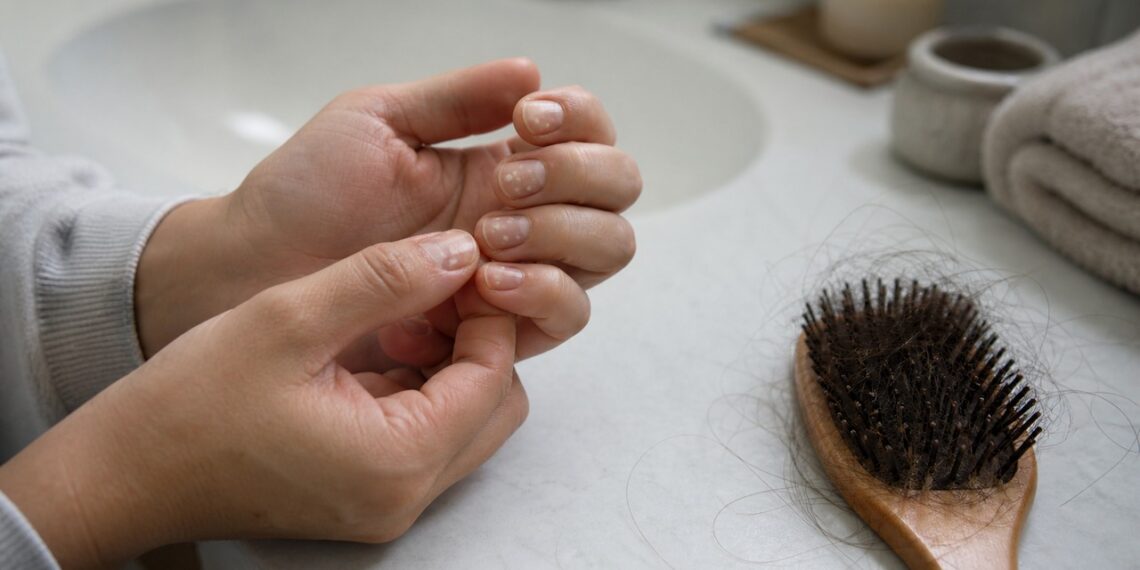 Unhas alteradas e queda de cabelo persistente podem indicar que o corpo precisa de investigação nutricional.