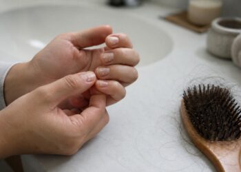 Unhas alteradas e queda de cabelo persistente podem indicar que o corpo precisa de investigação nutricional.